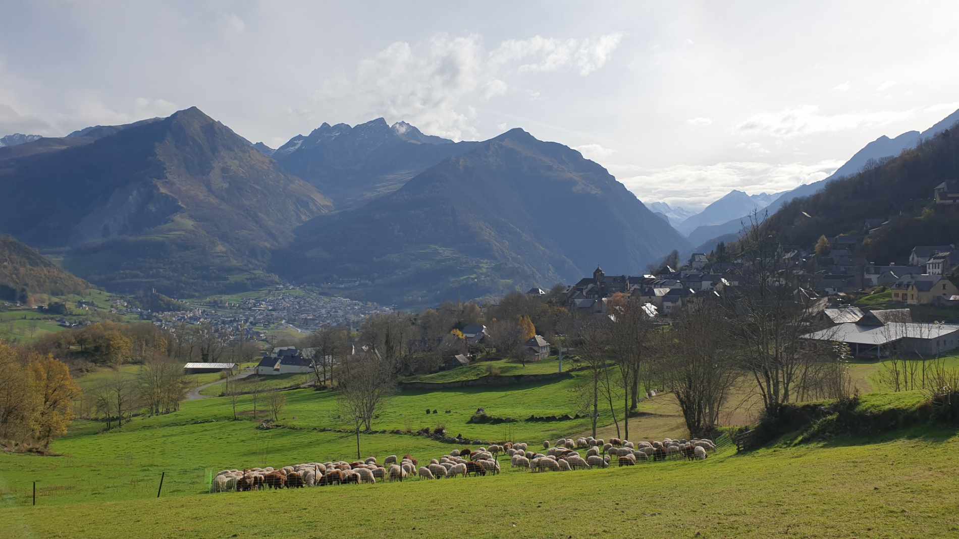 Vue depuis le village de sazos sa vallée et ses montagnes en pays de toy sazos le village et ses montagnes pays de toy